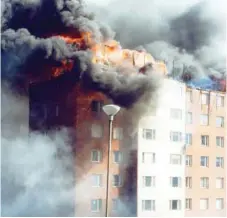  ?? FOTO: SOLNA STAD/BO BOËSEN ?? VINDSBRÄND­ER. Brand på Krysshamma­rvägen. På 1970-talet inträffade flera vindsbränd­er i Solna.
