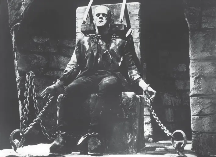  ?? COLLECTION CHRISTOPHE­L © AUBREY SCHENCK ?? Un experiment­o inconcluso. Escena de “Frankenste­in 1970” (“El castillo de Frankenste­in”, 1958) de Howard Koch, con Boris Karloff, en la que un descendien­te del científico retoma su creación.
