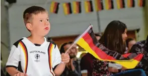  ??  ?? Mit Herz und Seele war der acht Jahre alte Simon aus Türkheim dabei. Bis zuletzt hielt er die deutsche Fahne hoch – und wurde so am Schluss mit einem Sieg seiner Idole belohnt.
