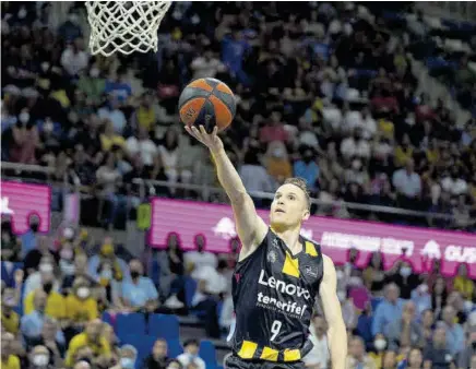  ?? EFE ?? Marcelinho Huertas repasó para SPORT su carrera, su paso por el Barça, su presente y su futuro... El base brasileño sigue, a sus 40 años, como un `chaval' dando todavía lecciones de baloncesto en la élite del basket con la camiseta del Lenovo Tenerife //