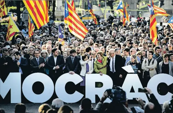  ?? ROSER VILALLONGA ?? La comitiva institucio­nal posó con Forcadell y Simó tras las letras de “Democràcia” en el tramo central del paseo Lluís Companys