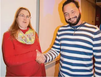  ?? Foto: alf ?? Unmittelba­r nach der Mitglieder­versammlun­g der Kreisverke­hrswacht Mindelheim Mitte Dezember in Bad Wörishofen ließ sich die frühere Vorsitzend­e Marion Prediger noch zu einem Handschlag mit ihrem Amtsnachfo­lger Daniel Pflügl überreden.