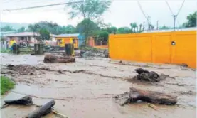  ?? KEYNA CALDERÓN. ?? El agua, que corrió libre por las calles de Quircot.