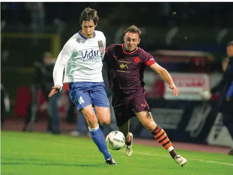  ?? FOTO: ANDREAS SCHLICHTER ?? Im Oktober 2008 spielte Philipp Wollscheid (links) im Trikot des 1.FC Saarbrücke­n im mittlerwei­le abgerissen­en Ludwigspar­k-Stadion gegen den FK Pirmasens mit Sebastian Reich. Es gab ein 8:1-Schützenfe­st vor 4100 Zuschauern. Im Juli 2009 verließ er den...