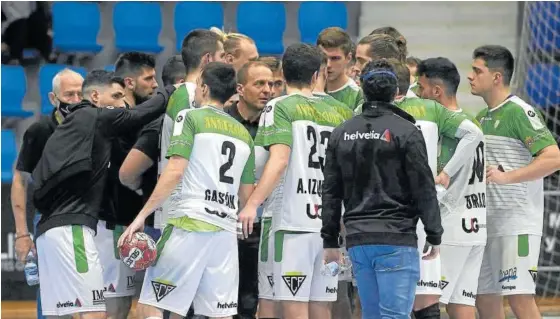  ??  ?? El entrenador del Helvetia, Quique Domínguez, se dirige a sus jugadores durante un partido en el pabellón Anaitasuna.