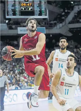  ?? FOTO: EFE ?? Tomás Bellas salta hacia canasta ante la mirada de Facundo Campazzo y Gustavo Ayón