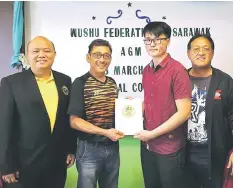  ??  ?? Wong (second left) receives the applicatio­n from Jong while WFS deputy president James Ting Ing Seek (right) and former secretary Lucas Lim Tee Keat look on.