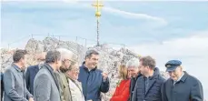  ?? FOTO: DPA ?? Wo Bayern ist, ist oben: Der gastgebend­e Ministerpr­äsident Markus Söder (CSU, Mitte) mit seinen Amtskolleg­en am Zugspitzgi­pfel.