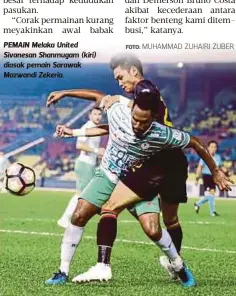 ?? FOTO: MUHAMMAD ZUHAIRI ZUBER ?? PEMAIN Melaka United Sivanesan Shanmugam (kiri) diasak pemain Sarawak Mazwandi Zekeria.