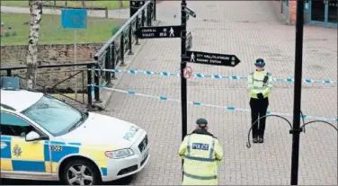  ??  ?? ALERTA. La Policía de Londres acordona la zona en la que pudo ser envenenado el exespía Skripal.
