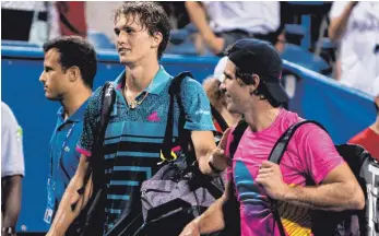  ?? FOTO: DPA ?? Was für eine Premiere! Alexander Zverev (li.) und sein Bruder Mischa Zverev nach ihrem Spiel.