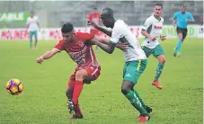  ??  ?? Mario Flores controla la pelota ante la marca de Daneil Cyrus.