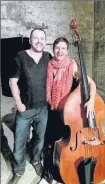  ??  ?? Emmanuelle Stimbre et son complice musicien Mathieu Bec