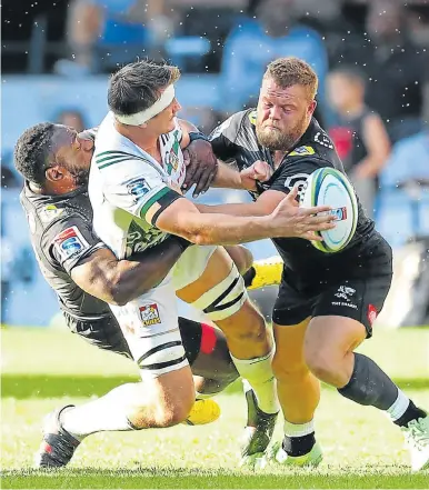  ?? Picture: AFP / ANESH DEBIKY ?? BRUTE FORCE: Sharks hooker Armand van der Merwe, right, and Beast Mtawarira tackle Chiefs lock Michael Allardice during the Super Rugby match at Kings Park Stadium, in Durban on Saturday