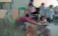  ??  ?? Il video Le immagini delle telecamere installate dai carabinier­i riprendono i comportame­nti violenti della maestra