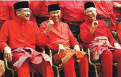  ??  ?? Najib sharing a light moment with Ahmad Zahid and Hishammudd­in.