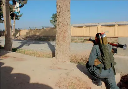  ?? AFP ?? An Afghan policeman takes position during fighting between Taleban militants and Afghan security forces in Kunduz on Monday.