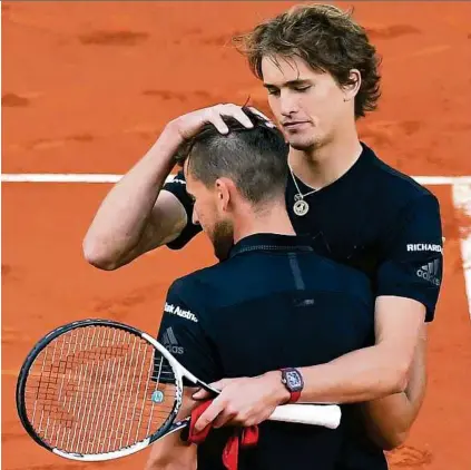  ??  ?? Turniersie­ger Alexander Zverev (rechts) tröstete nach dem Matchball seinen Freund Dominic Thiem