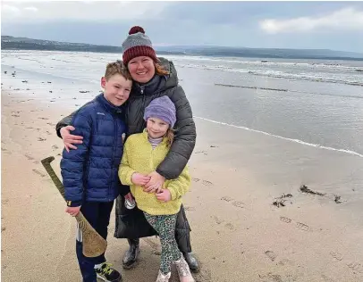  ?? Foto: privat ?? Skadi Benedict aus Wittgendor­f – hier mit ihren Kindern Finn und Klara an ihrem Hausstrand Lahinch – lebt seit 23 Jahren in Irland.