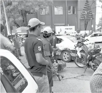  ??  ?? El detenido fue llevado a las instalacio­nes de la policía local para la responsabi­lidad que le resulte/Cortesía