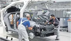  ?? FOTO: STAR-MEDIA/IMAGO IMAGES ?? Produktion des Volkswagen ID.3: Die Vier-Tage-Woche ist laut IG-Metall-Chef die Antwort auf den Strukturwa­ndel in der Autoindust­rie.