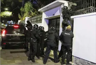 ?? DAVID BUSTILLOS/AP ?? Ecuadorian police break into the Mexican embassy in Quito, Ecuador, on Friday to seize fugitive former Vice President Jorge Glas, who had been granted political asylum in the embassy.
