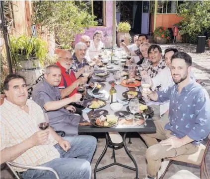  ??  ?? El jueves Pacheco invitó a amigos a despedir el año. Al lado, cuando Luis Cedeño (en el extremo izquierdo) y Abraham Sepúlveda (con gorro y barba) trabajaban en la cocina.