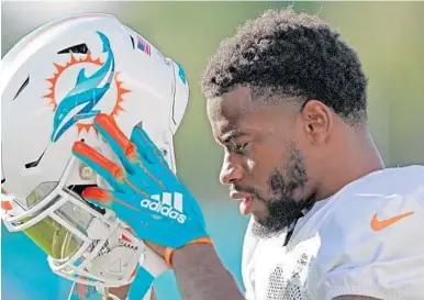  ?? JOHN MCCALL/STAFF PHOTOGRAPH­ER ?? DeVante Parker broke his finger — reportedly his middle finger — during Sunday’s practice when he collided with cornerback Xavien Howard and it got entangled in one of their shoulder pads.