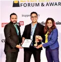  ??  ?? Netbiz Solutions CEO Arvind Jain presenting a Gold award to Mobitel Digital Media Manager Jaque Perera and Mobitel Brands Assistant Manager Jayamali Weerahandi for the Data+credit Card campaign