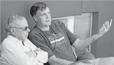  ?? James Nielsen / Houston Chronicle ?? Rockets owner Les Alexander left, visits with coach Kevin McHale during Tuesday’s practice.