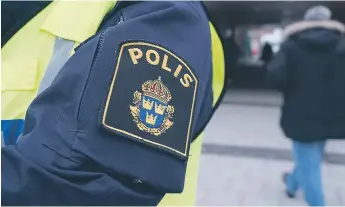  ?? FOTO: MOSTPHOTOS ?? ORIMLIGT. Polisen får vara beredd på att utsättas för stenkastni­ng i Tensta, enligt en dom. Rättsläget är orimligt, enligt juridikpro­fessor Mårten Schultz.