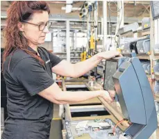  ?? FOTO: DPA ?? Mitarbeite­rin des Balinger Waagenhers­tellers Bizerba bei der Montage einer Waage: 65 Prozent der Mittelstän­dler befürchten, dass sie Stellen künftig nicht, verzögert oder nur mit Abstrichen besetzen können.