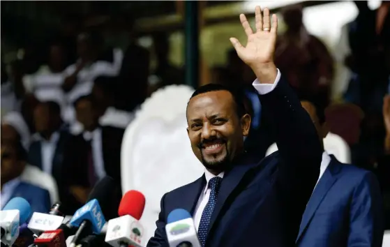  ?? FOTO: LEHTIKUVA/ AFP/ZACHARIAS ABUBEKER ?? I Etiopien är förväntnin­garna är stora på att den nyvalda premiärmin­istern Abiy Ahmed, som kommer från den största folkgruppe­n oromo, ska lyckas ena nationen efter år av etniska konflikter.