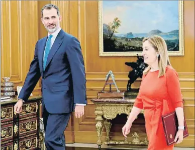  ?? FRANCISCO GÓMEZ / EFE ?? El Rey recibe a la presidenta del Congreso, Ana Pastor, quien le comunica la investidur­a de Sánchez