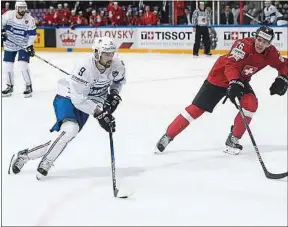  ??  ?? Le Français Damien Fleury, ici contre la Suisse, a joué en Chine cette saison.