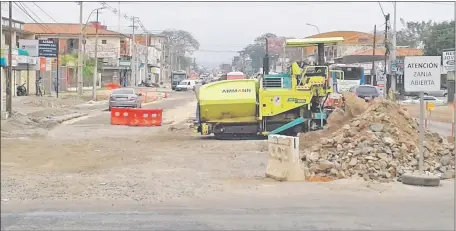  ??  ?? La zona de obras del metrobús, en Fernando de la Mora, se encontraba ayer con pocos obreros y escaso movimiento.