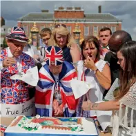  ?? — AP, AFP ?? (Clockwise from top left) People share a cake to mark the death anniversar­y of Diana, Princess of Wales, outside Kensington Palace in London on Thursday. People pay tributes at the Kensington Palace. Name of Diana written with flowers put up at the palace. A picture of Diana seen at the Flame of Liberty monument over the Alma bridge in Paris on Thursday. The site became a memorial for Diana, who died in a car crash in a nearby tunnel.