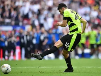  ?? (Getty) ?? Christophe­r Schindler scores the winning penalty for Huddersfie­ld