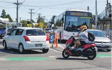  ?? VANESSA LAURIE/ TARANAKI DAILY NEWS ?? Above: Traffic at the problemati­c Carrington St and Huatoki St intersecti­on in New Plymouth.