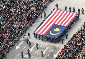 ?? BERNAMAPIX ?? National Service participan­ts carrying the Jalur Gemilang during the march past.