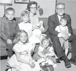  ?? JOURNAL ?? Pete and Nancy Domenici with six of their children in 1966, the year he was elected to the Albuquerqu­e City Commission.