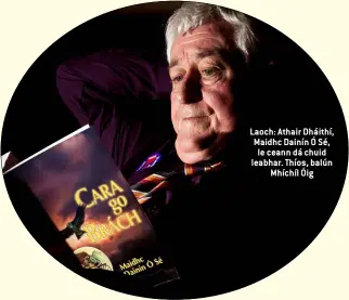  ??  ?? Laoch: Athair Dháithí, Maidhc Dainín Ó Sé, le ceann dá chuid leabhar. Thíos, balún Mhíchíl Óig