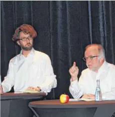  ?? FOTO: VR ?? Johannes Kretschman­n als „bruttliger“Erzengel (links) und Hermann Brodmann als Gottvater – der Apfel deutet den Sündenfall an.