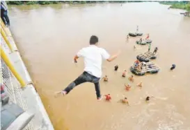  ?? JORGE CARBALLO ?? Un grupo se lanzó al río para evadir el retén de la Policía Federal.