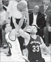  ?? Doug Duran Bay Area News Group ?? STEPHEN CURRY MAKES the shot and draws the foul against the Pelicans’ Ryan Anderson.