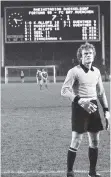  ?? FOTO: HORSTMÜLLE­R ?? Unvergesse­n: Der fassungslo­se Bayern-Torhüter Sepp Maier 1978 beim 7:1 von Fortuna. Gerd Zimmermann traf per Elfmeter zum 5:1.