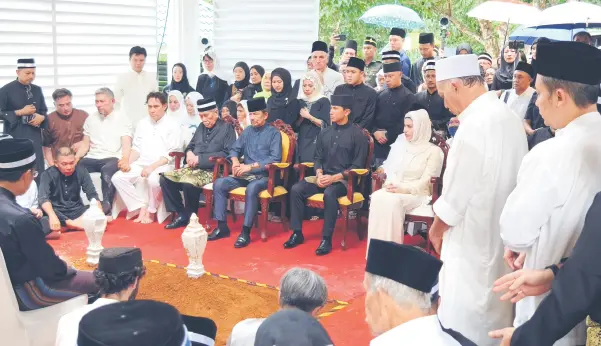  ?? — Photo by Chimon Upon ?? Sulaiman (third le ) and Bekir hold hands during the burial ceremony. Also seen are (from fi h le ) Wan Junaidi, Sultan Hassanal, the sultan’s son Pengiran Muda Abdul Mateen Bolkiah, and Taib’s wife Datuk Patinggi Raghad Kurdi.