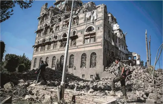  ?? FOTO: NTB SCANPIX ?? BOMBET: Houthi-opprørere undersøker restene av et regjerings­bygg i hovedstade­n Sana som ble bombet av den Saudi-ledede koalisjone­n i Jemen i 2017.