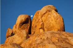  ??  ?? Auflicht
Namibia, Granitfels­en nahe dem Fish River Canyon: Im letzten Licht der unter‍ gehenden Sonne zeigt sich der Mond. Der in Auflichtsi­tuationen oft störende Fotografen­schatten wurde durch einen tiefen Aufnahmest­andpunkt vermieden.
Sony A7R II | 150mm (70‍400mm) | ISO100 | f/13 | 1/320s