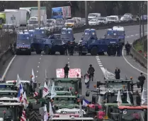  ?? BILD: CHRISTOPHE ENA ?? Oron spred sig till Frankrike. Här bildar poliser en mur söder om Paris för att stoppa protestera­nde bönder.